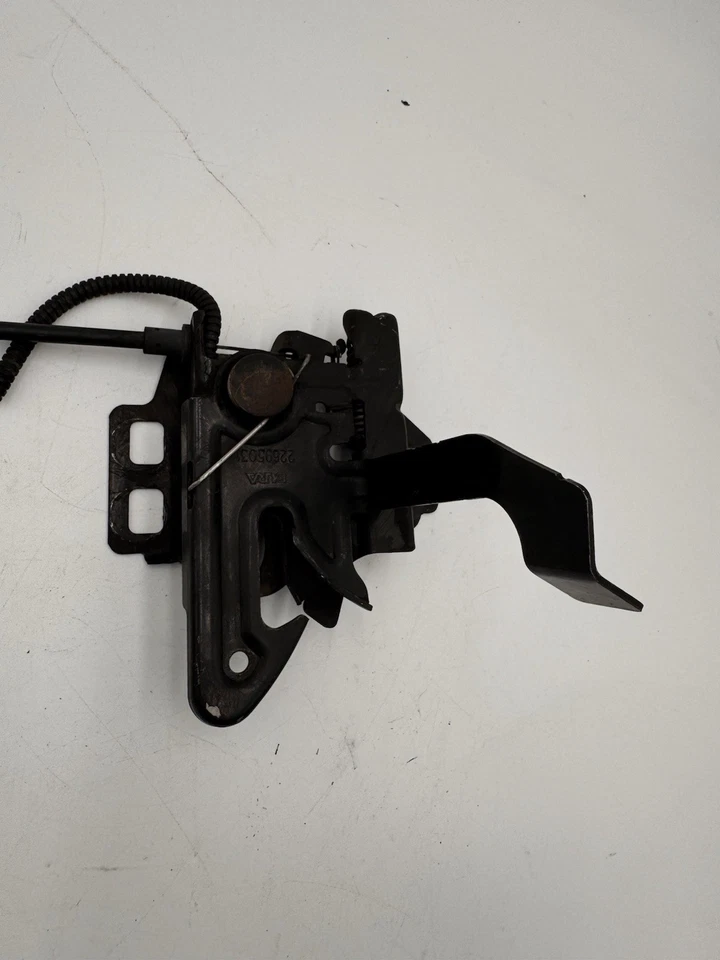 Actuador de cierre de capó Cadillac DTS 2006-11 OEM Foto 4 de 4