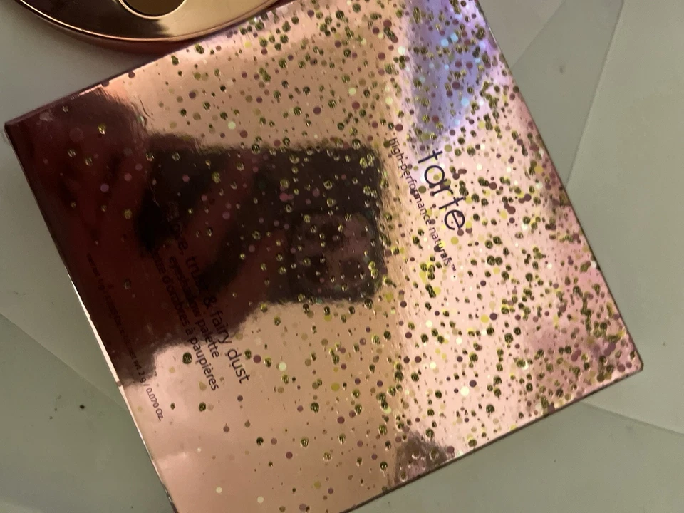 Paleta de sombras Tarte Love, Trust & Fairy Dust 100% autêntica nova na caixa (caixa não perfeita) - Imagem 2 de 4