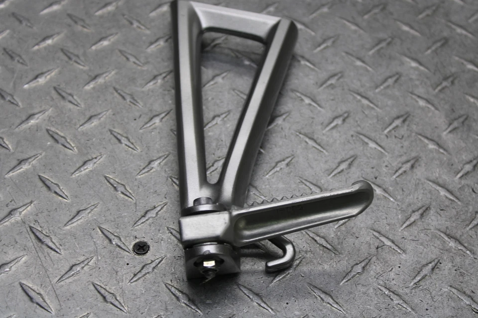 Yamaha YZF R6 2008 clavija trasera izquierda pasajero 2C0-2741L-00-00 Foto 4 de 4