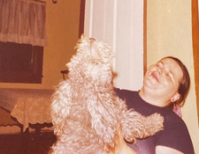 Donna anni 70 che tiene Lagotto Romagnolo simpatico cane peloso cucciolo foto originale P23t23