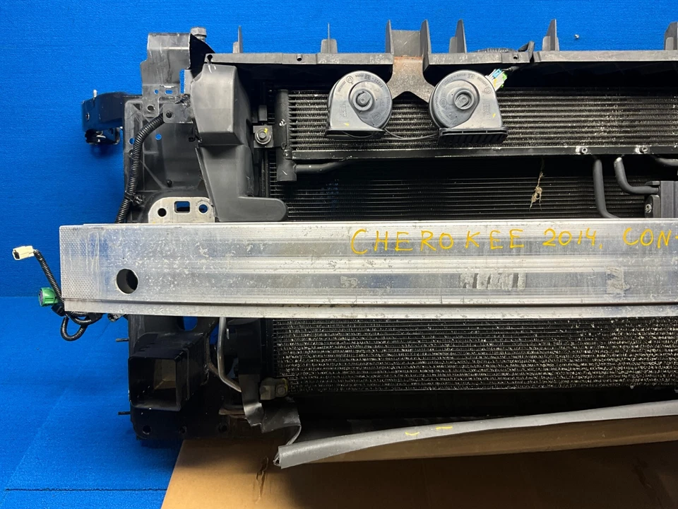 Jeep Cherokee 2014 corte delantero soporte radiador barras de refuerzo y montaje ventilador radiador OEM Foto 3 de 4