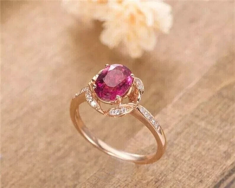 Anillo de compromiso con halo de rubí rojo simulado corte ovalado de 2,00 quilates enchapado en oro amarillo de 14 k Foto 2 de 4