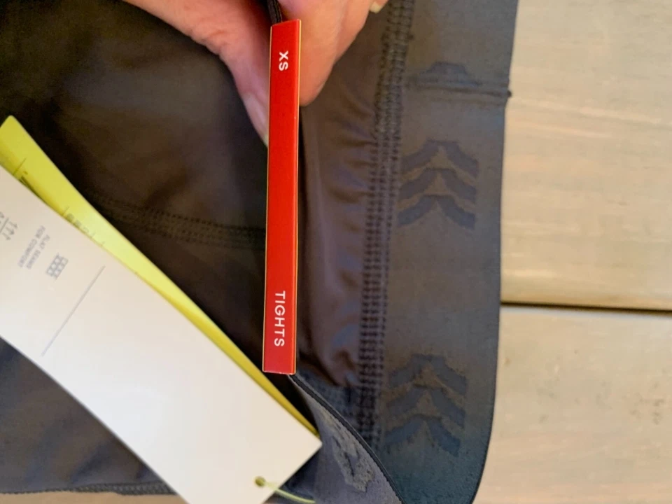 Medias All in Motion para niño de 3/4 piernas - grises - pequeñas - nuevas - atléticas ajustadas  Foto 2 de 4