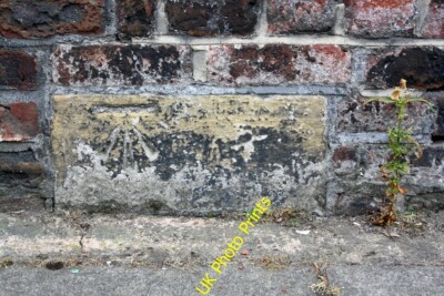 Foto 6x4 Benchmark auf Schulgebäude, Newcastle Street Carlisle Ordnanc c2015