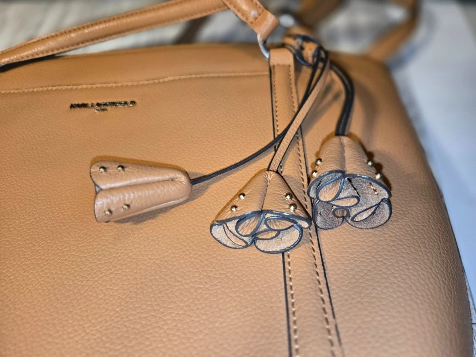 Bolso de Mano Karl Lagerfeld Paris "Iris" con Borlas de Flores Color: Arena Foto 3 de 4