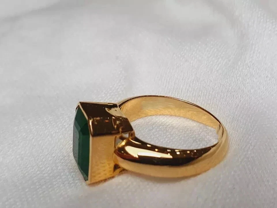 Anillo solitario para hombre enchapado en oro amarillo de 14K creado en laboratorio corte esmeralda verde de 2,20 quilates Foto 2 de 4