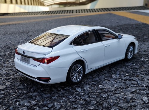1/18 Scale LEXUS ES 300H White Diecast Car Model Collection Toy Gift NIB - Picture 5 of 7