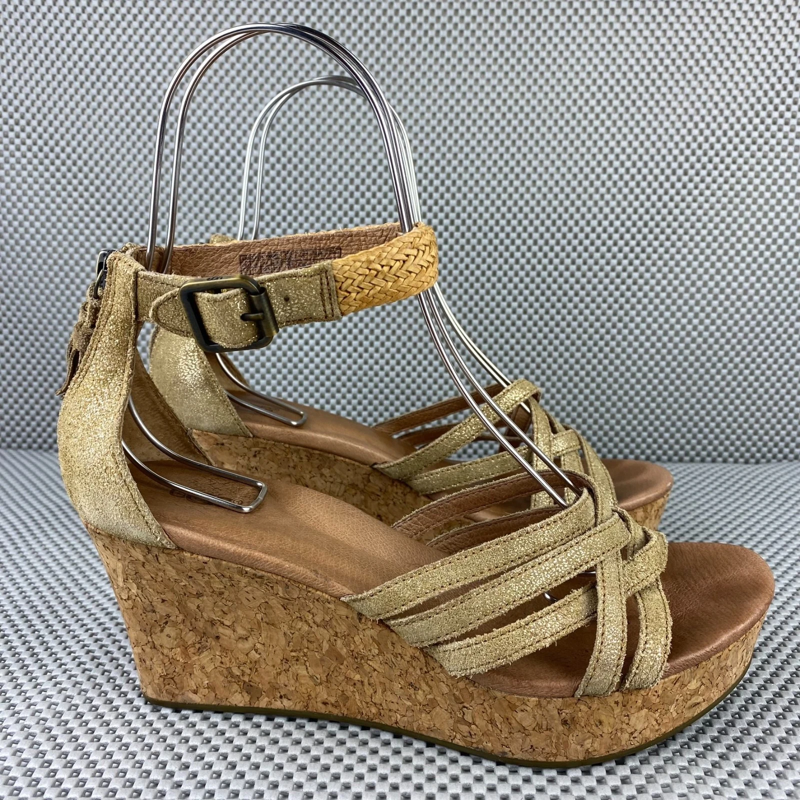 Sandali con zeppa oro Ugg Australia taglia 8 5 cinturino intrecciato metallico