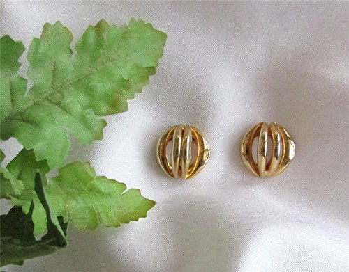 STYLISH VINTAGE GOLD-PLATED BUTTON PIERCED EARRINGS-EUC - Picture 3 of 3