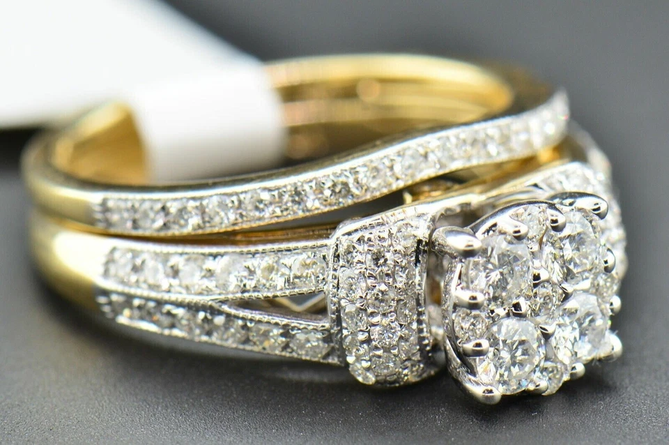 Anillo de compromiso y alianza de boda Tester Pass moissanita chapada en oro amarillo de 14K Foto 3 de 4