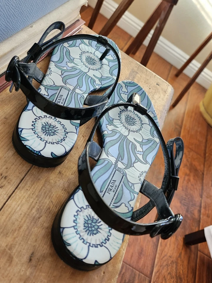 RARE 🔥 PRADA Calzature Donna "Nero" Black Patent Leather Sandals 38.5 ITALY - Image 4 of 4