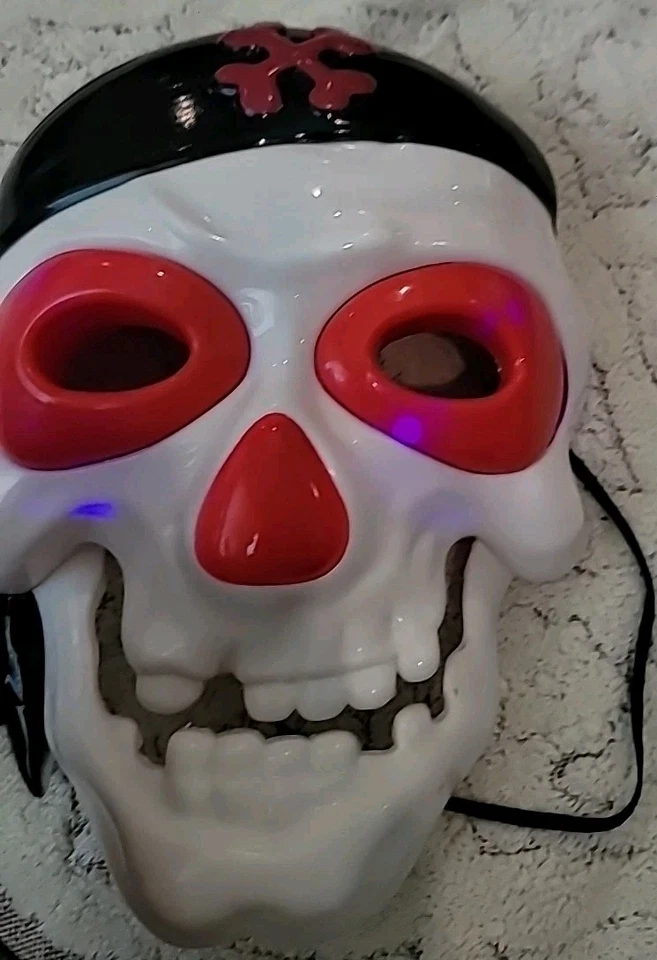 Light Up Pirate SKULL Mask - Image 3 of 3