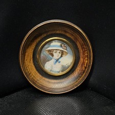Ancienne Miniature, Portrait D'une Femme Au Chapeau Signée