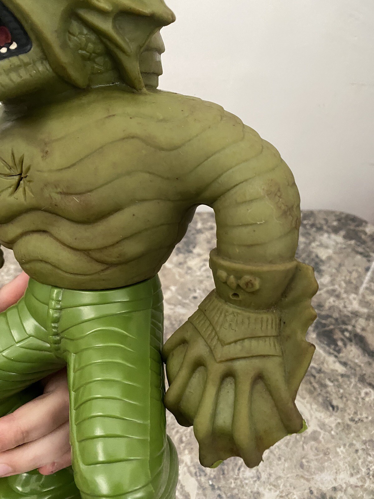 Manley Toy Quest Electronic STRETCH SCREAMERS Swamp Creature 12" Figure