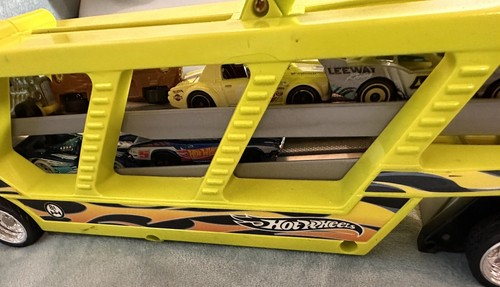 2000 Hot Wheels Green Cargo Carrier Includes Cars, Some Marks On It See Pics M - Picture 4 of 6