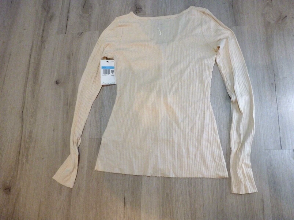 Camisa de entrenamiento de yoga Nike para mujer M beige con botones acanalada cuello redondo manga larga Foto 2 de 4