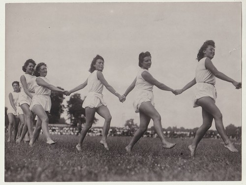 Original 30er Jahre Turnerinnen, rhythmische Tänzerinnen, gestempelt Le Matin - Bild 1 von 2