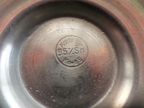 Hermosa mini copa/taza vintage Ka-e5 peltre en relieve de taberna/escenas del medio mal - Imagen 9 de 9