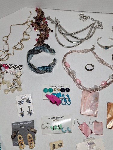 Costume Jewelry lot Over 50 Pieces Some Vintage - Picture 3 of 11