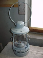 C.1916 4709 EVEREADY BATTERY LANTERN- USES A EVEREADY 734 BATTERY NOT AVAILABLE.