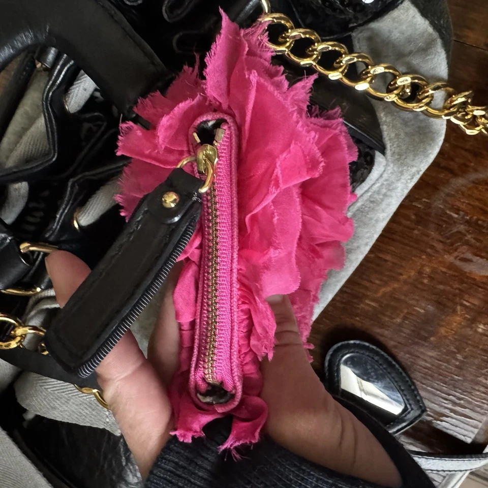 Cartera Iconic Y2K Juicy Couture Daydreamer 🎀 Gamuza Rayas Gris Negra Envío Gratis Foto 3 de 4