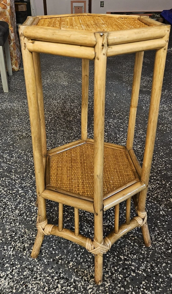 Mesa auxiliar de mimbre de bambú de mediados de siglo de colección estilo boho soporte para plantas de 27" de altura Foto 3 de 4