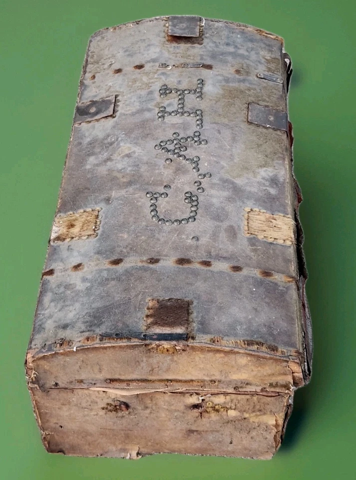 Antiguo baúl de diligencia cubierto de escondite Pioneer del siglo XIX iniciales de remache de latón  Foto 3 de 4