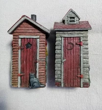 Country House Collection Set Of 2 Outhouses w/Cat Flowers 6" Tall