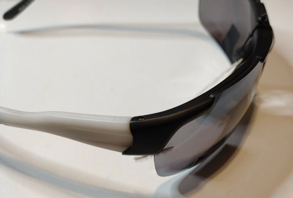 Очки солнцезащитные PUGS черная оправа белые / регулируемые ушные вкладыши UV400 - новые с ценниками стиль 1602 - Изображение 3 из 4