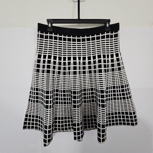 Chelsea & Theodore Size L Black & White Geometric Checkered Winter Fit and Flare - Picture 14 of 15