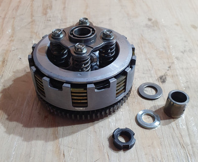    Honda CBR125R (2004 - 2006) kompletter Kupplungskorb OEM Original Motorrad