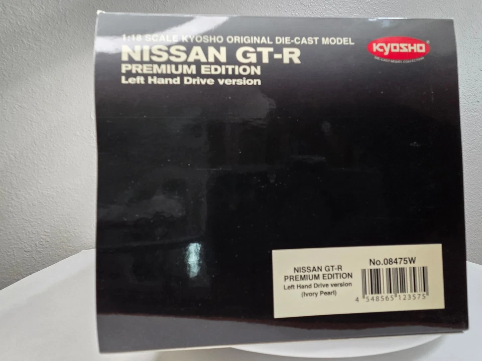 Литая модель Kyosho 08475W Nissan GT-R Premium Edition 1:18 цвет слоновой кости жемчуг - Изображение 4 из 4