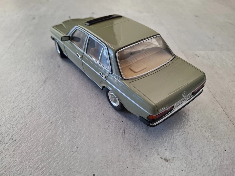 Mercedes-Benz 240D, Limousine, grün, W123, 1:18, Revell - Bild 4 von 4