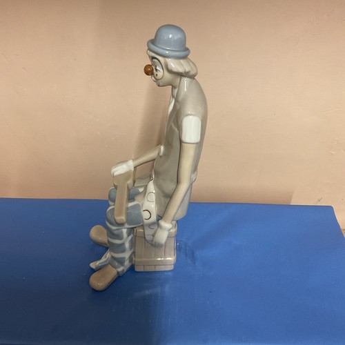 Cascade Porcelain Clown with Guitar VGC 28cm H - Picture 2 of 5