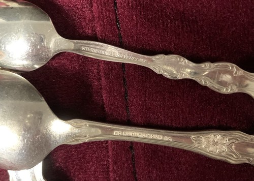 LOT 24 ESTATE SILVER-PLATE BUTTER KNIVES SPOON FORK ONEIDA ROGERS COMMUNITY - Picture 23 of 24