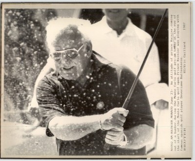 MONACO Prince RAINIER Golfs His Way Out of Bunker MONTE CARLO 1987 Press Photo