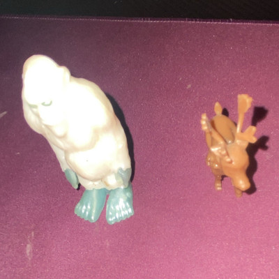 2x Kunststoff-Figuren: Monster/Abominable Snowman mit blauen Füßen & Rentier