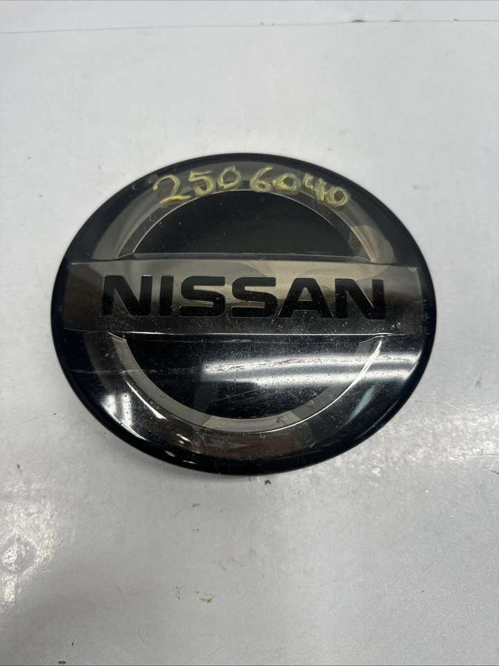 Оригинальная передняя эмблема решетки радиатора Nissan Sentra 2021 в сборе с эмблемой 21119064A0104 - Изображение 2 из 4