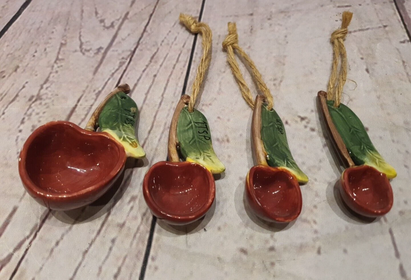 ORIGINAL Tender Heart Treasures THT 2000 Measuring Spoon Set Ceramic Cherry Red