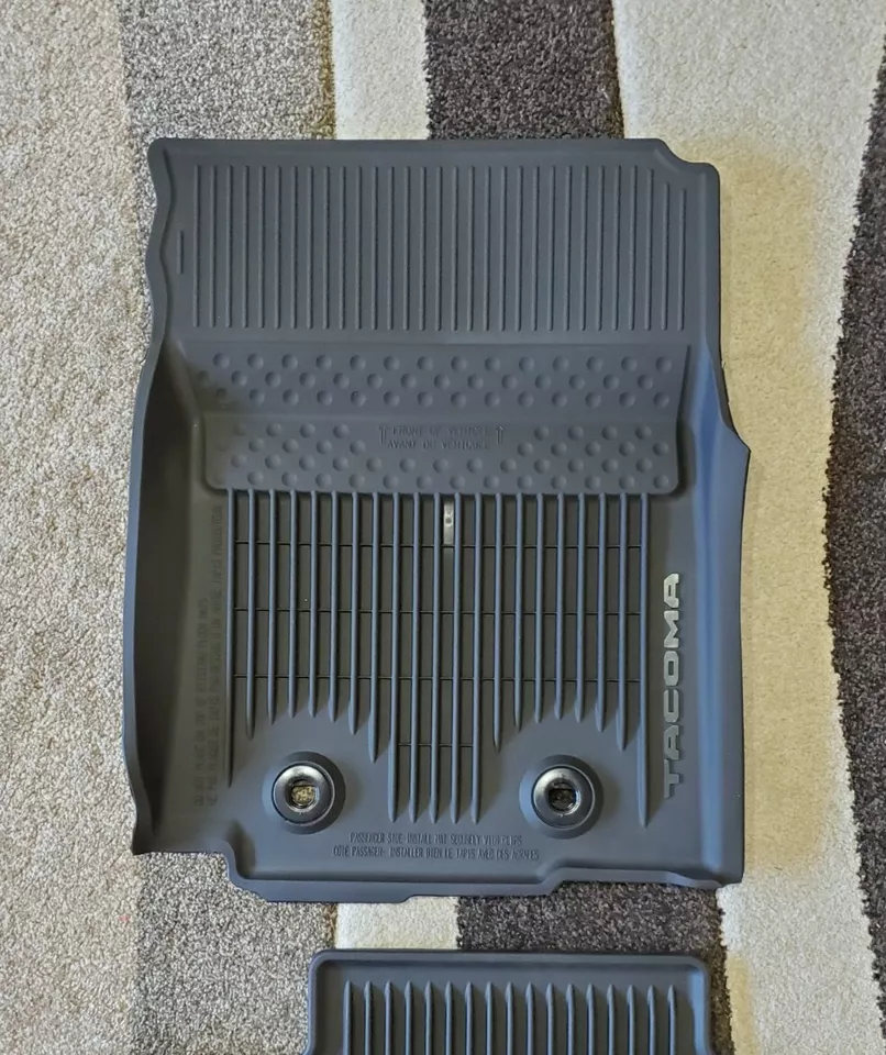 Alfombrillas para todo clima Toyota Tacoma D-Cab 2018-2023 OEM edición letras negras  Foto 3 de 4