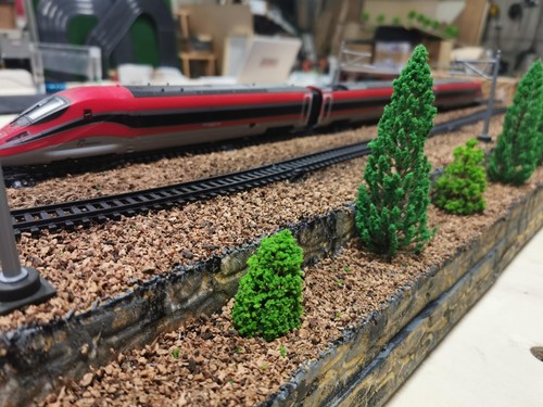 Diorama ferroviario con treno Trenitalia Freccia Rossa 1000 1:87 H0 OCCASIONE - Foto 9 di 15