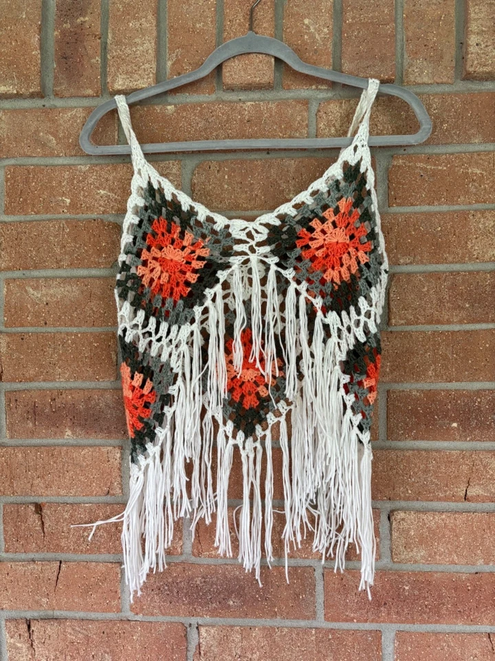 Top corto boho con flecos de ganchillo hecho a mano con patrón de diamantes multicolores Foto 2 de 4