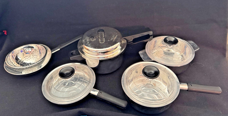 SIX PIECE CHILDS PRETEND PLASTIC COOKING SET INCLUDES PRESSURE COOKER