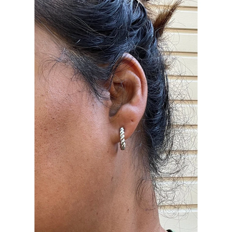 Brincos pequenos de argola de corda torcida folheados a ouro branco 18k huggie huggies martelados - Imagem 4 de 4