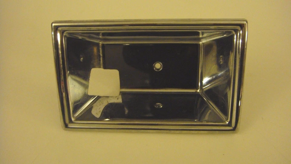 77-85 Oldsmobile Delta 88/98 moldura interna esquerda cromada maçaneta 20007209 - Imagem 3 de 4