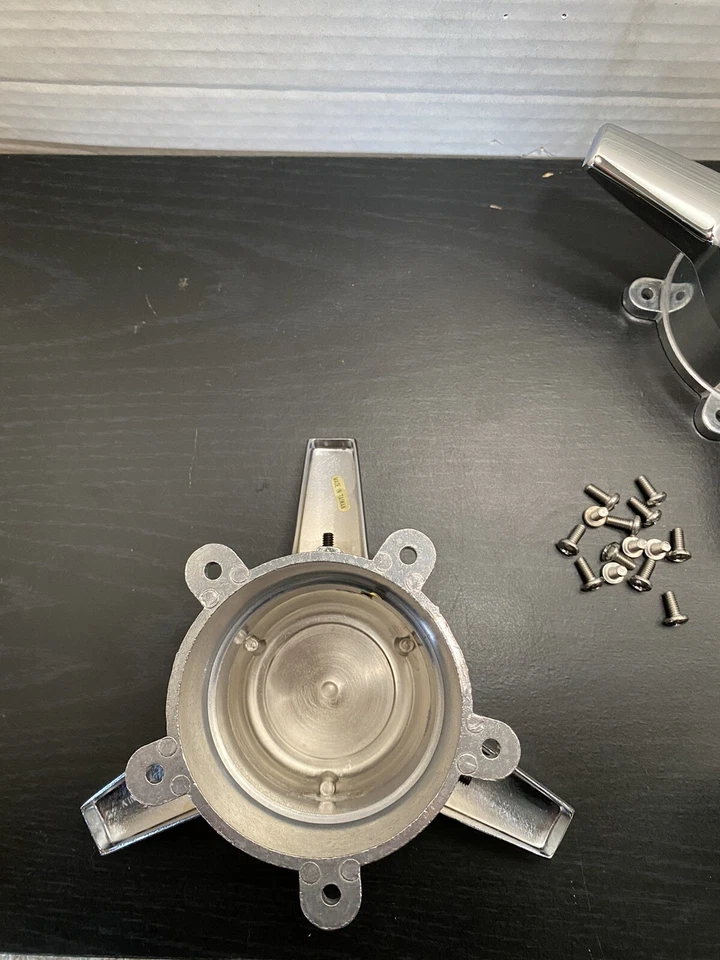 (4) TAPAS CENTRALES GIRATORIAS MAG EE. UU. RUEDAS MAG DE 5 OREJETAS, ORIFICIO ESPACIADO DE 2" 1/8 Foto 4 de 4