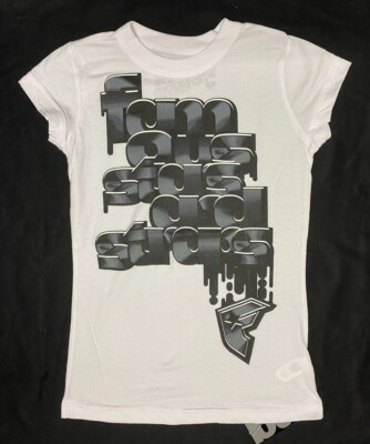 FAMOUS STARS & STRAPS DAMEN TAILLIERTES TOP T-SHIRT GRAU BLOCKSCHRIFT AUF WEISS 5