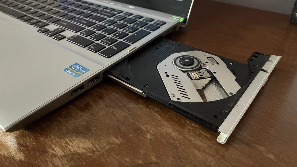 SONY SVT151A11L 15.6 TÁCTIL INTEL i7 1TB HDD 8 GB RAM Foto 2 de 4