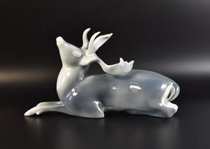 Figura de porcelana de ciervo acostado Royal Dux