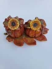 Bountiful Harvest Pumpkin Salt & Pepper Shakers Sunflow Leaf Tray Cracker Barrel